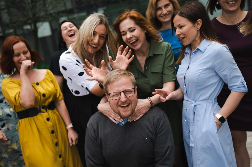 Obsah obrázku osoba, oblečení, Lidská tvář, úsměv Popis byl vytvořen automaticky